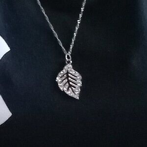 SILVER CRYSTAL LEAF PENDENT NECKLACE!​